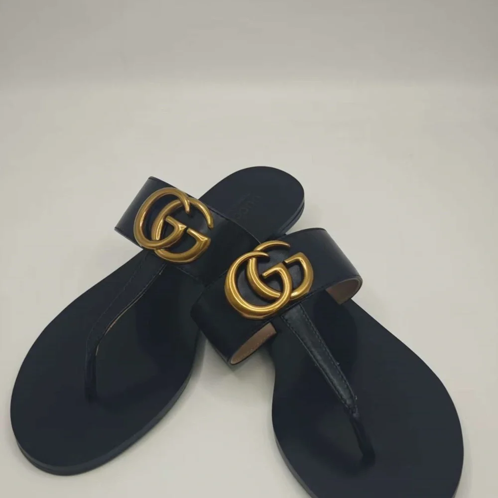 Gucci Black Leather Thong Sandals with Gold Double G